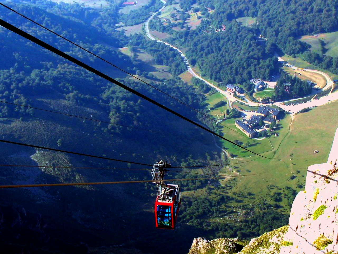 Teleférico de Fuente Dé en los Picos de Europa, cerca de El Refugio de Redo