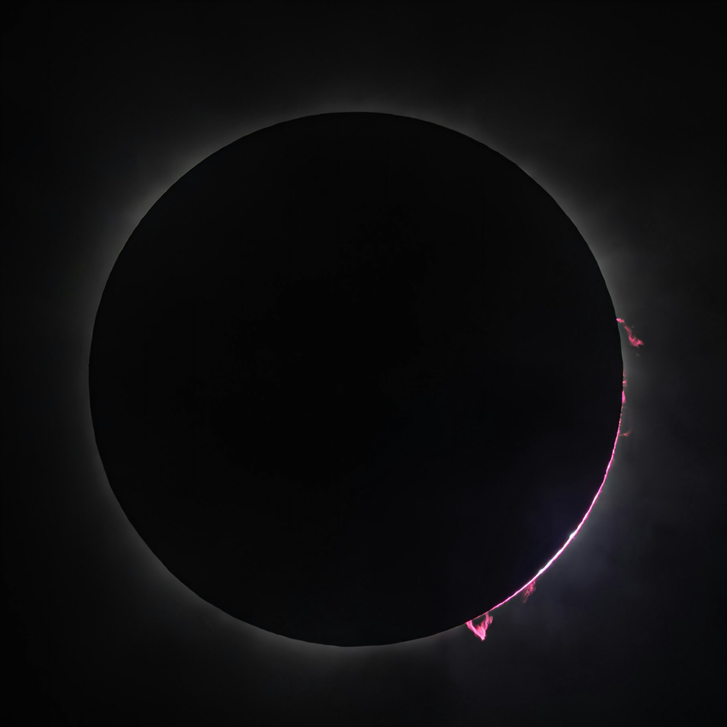 Corona solar visible durante la totalidad de un eclipse solar total