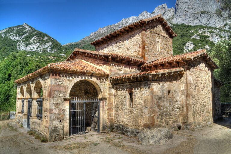 Iglesia mozárabe de Santa María de Lebeña, siglo X