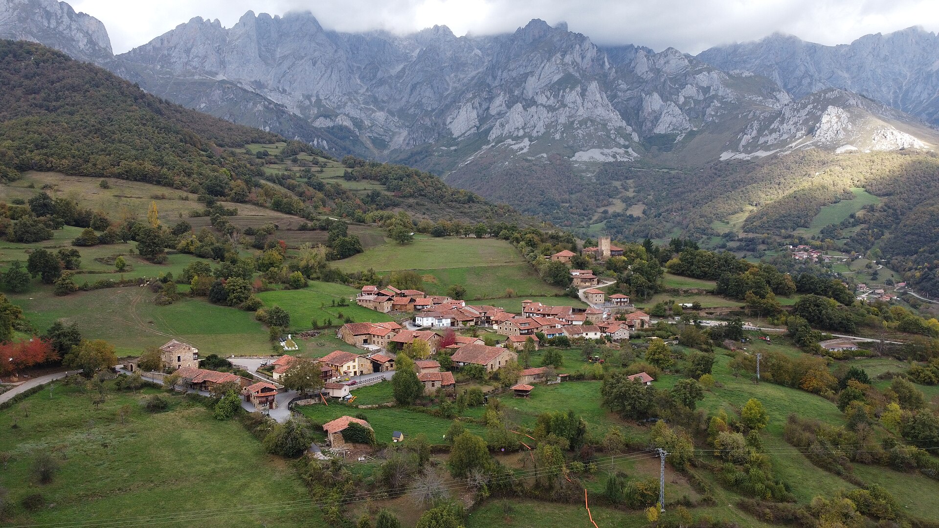 Pueblo de Mogrovejo con su torre medieval cerca de El Refugio de Redo, Picos de Europa