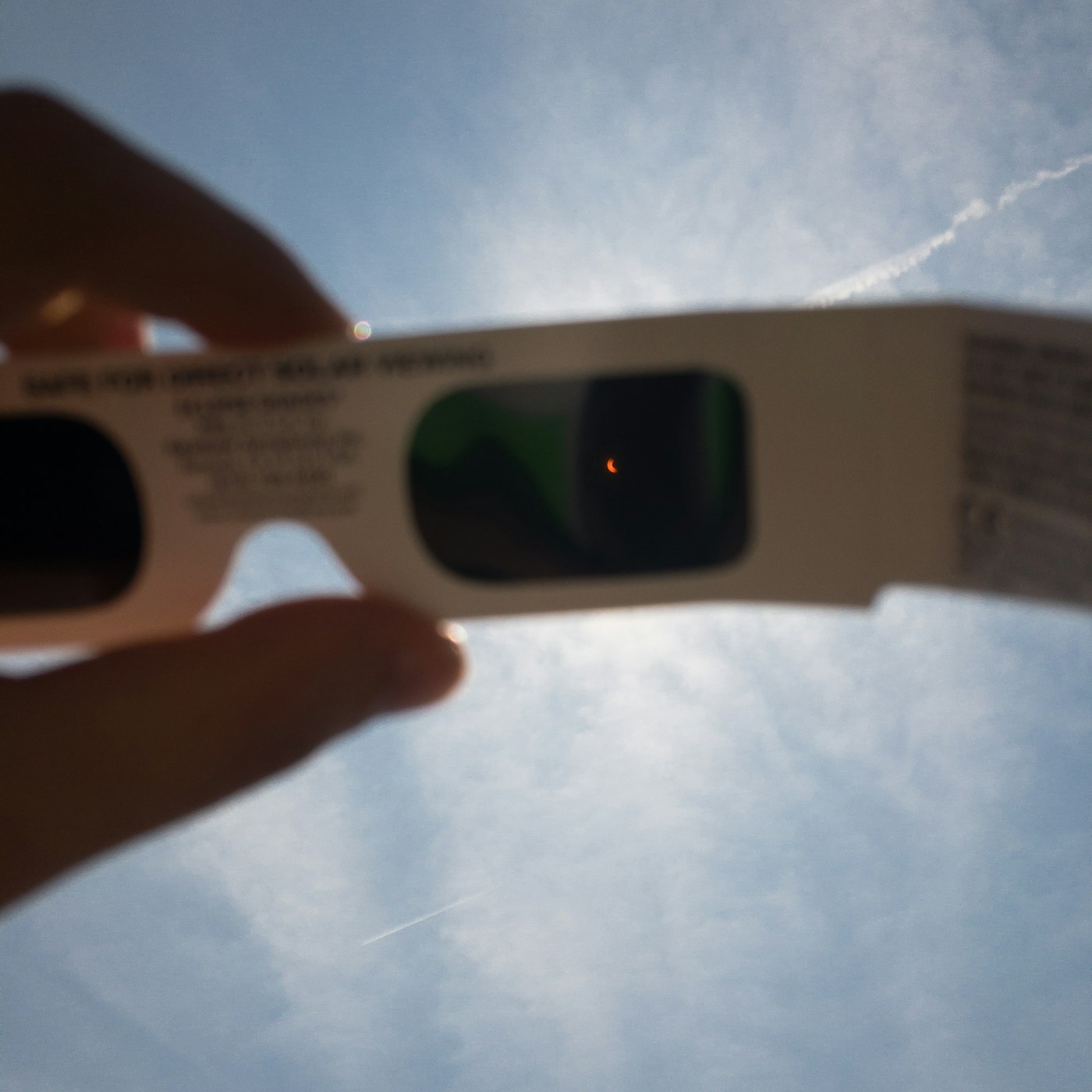 Gafas de eclipse solar homologadas sostenidas en la mano