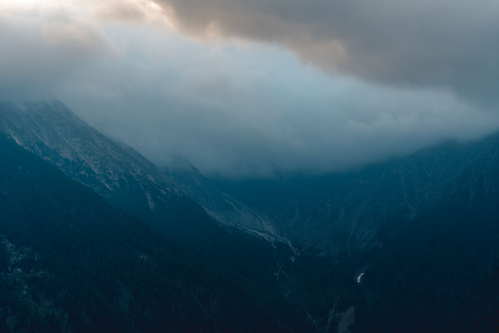Montañas cubiertas de nubes en un día tapado