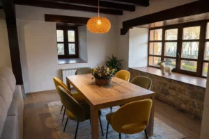Comedor de El Refugio de Redo con mesa de madera, casa rural en los Picos de Europa