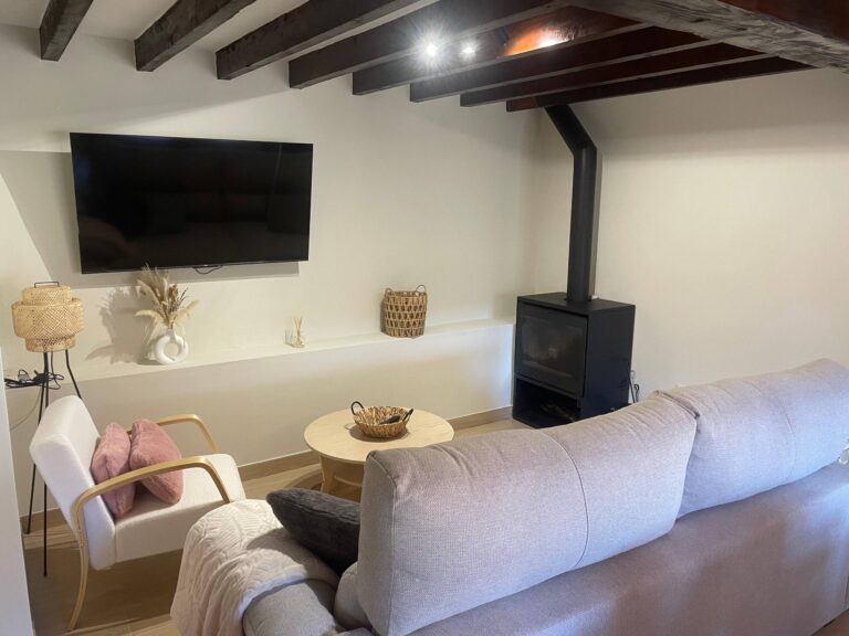 Salón con chimenea de leña
