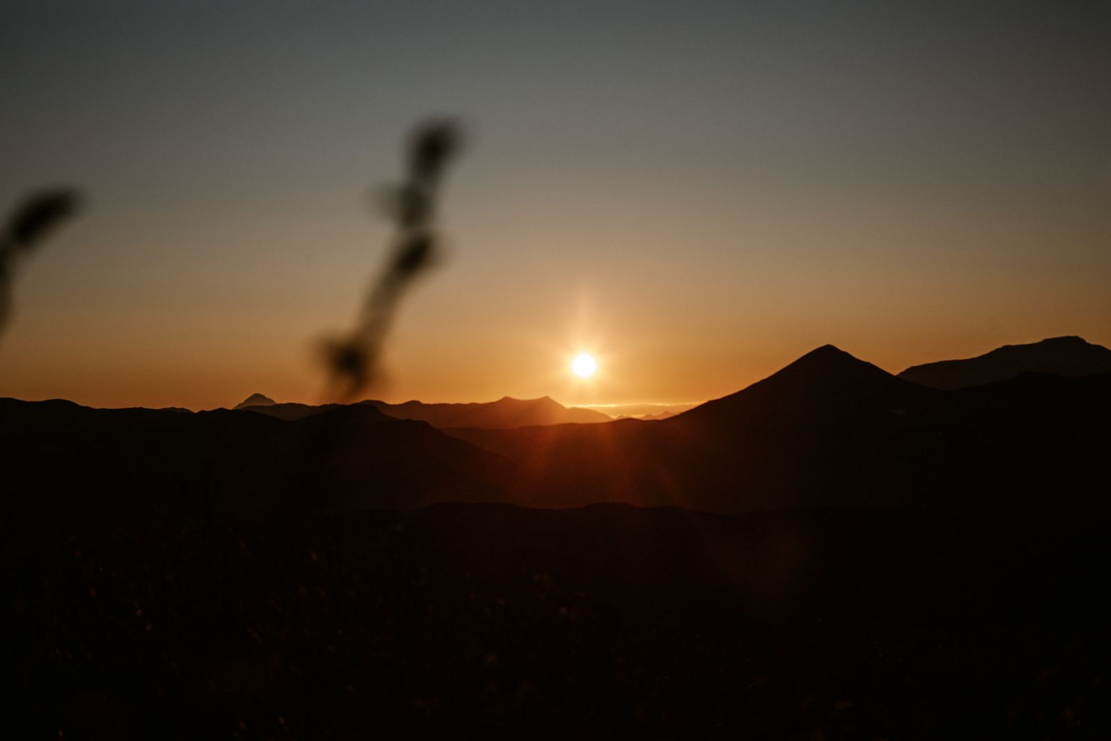 El Sol ocultándose detrás de la cresta de la montaña